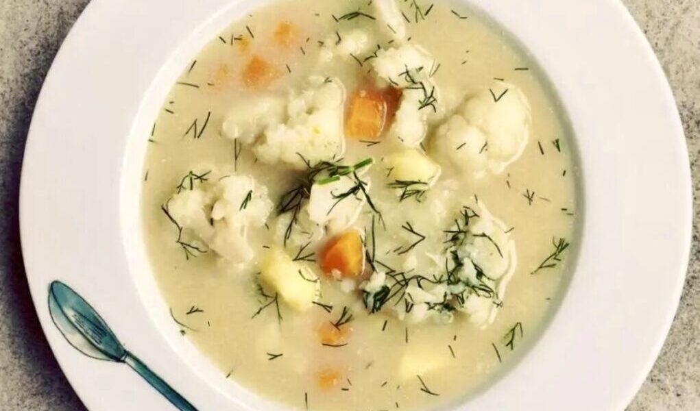 Doskonała i prosta w przygotowaniu zupa kalafiorowa przyrządzona na bazie wywaru z kurzych skrzydełek.
