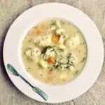 Doskonała i prosta w przygotowaniu zupa kalafiorowa przyrządzona na bazie wywaru z kurzych skrzydełek.