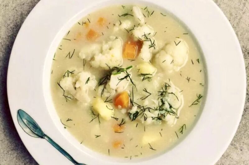 Doskonała i prosta w przygotowaniu zupa kalafiorowa przyrządzona na bazie wywaru z kurzych skrzydełek.