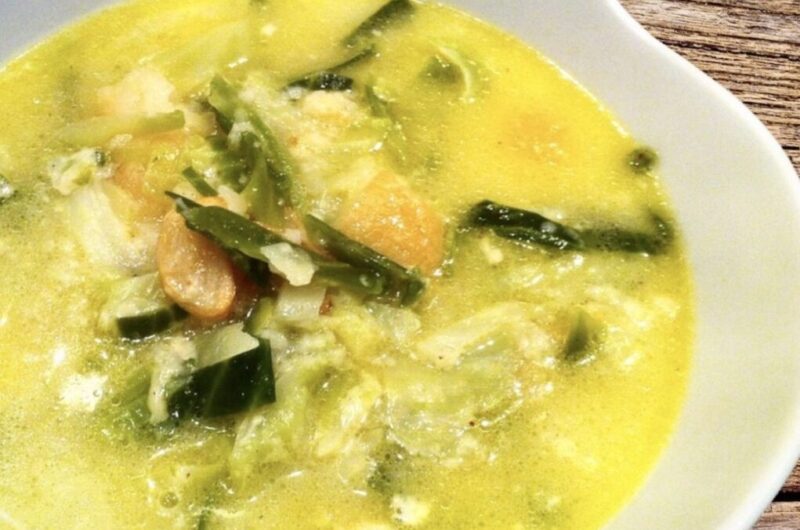 Zupa kapuściana na bazie siekanej i blanszowanej białej kapusty z dodatkiem układanych warstwowo kawałków pieczywa i plastrów sera taleggio, zalana na koniec bulionem drobiowym.