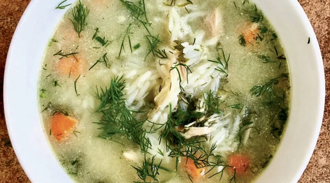 Zupa koperkowa na bulionie drobiowym z dodatkiem kurczaka, z ryżu i świeżym koperkiem doprawiona na koniec kwaśną śmietaną.