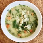 Zupa koperkowa na bulionie drobiowym z dodatkiem kurczaka, z ryżu i świeżym koperkiem doprawiona na koniec kwaśną śmietaną.