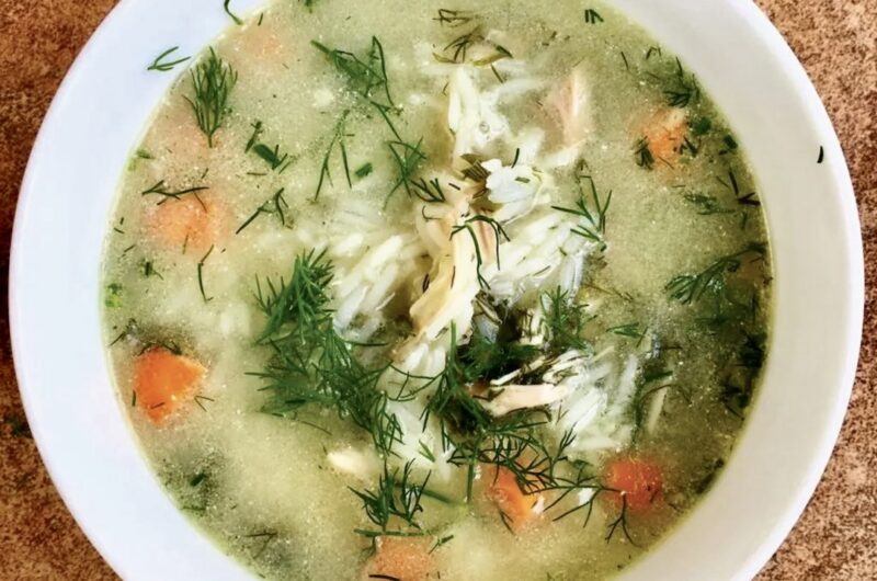 Zupa koperkowa na bulionie drobiowym z dodatkiem kurczaka, z ryżu i świeżym koperkiem doprawiona na koniec kwaśną śmietaną.