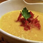 Zupa krem pietruszkowy na wywarze jarzynowym z dodatkiem warzyw korzeniowych oraz z imbirem i czosnkiem doprawiona kolendrą i kurkumą.