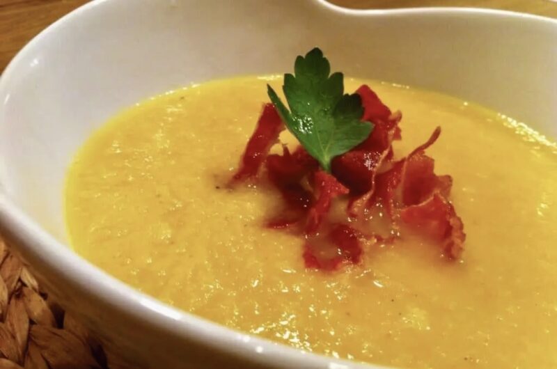 Zupa krem pietruszkowy na wywarze jarzynowym z dodatkiem warzyw korzeniowych oraz z imbirem i czosnkiem doprawiona kolendrą i kurkumą.