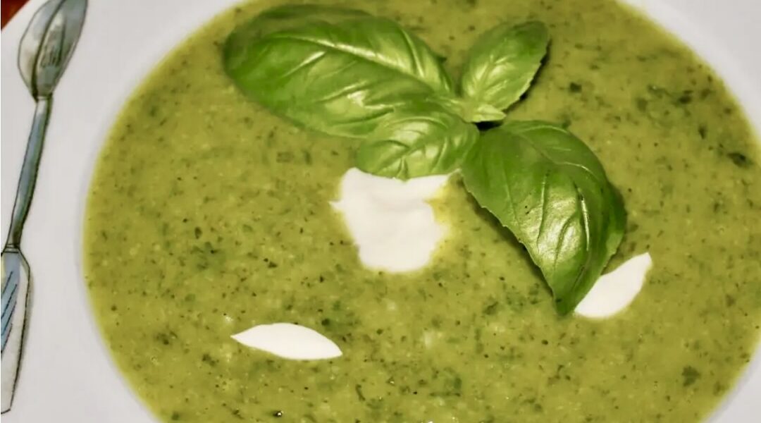 Zupa krem pietruszkowy przyrządzona została z gotowanych w domowym bulionie ziemniaków, brokuła i liści bazylii, które na koniec zostały zmiksowane na zupę krem.