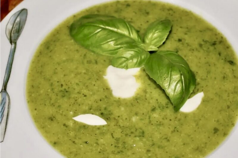 Zupa krem pietruszkowy przyrządzona została z gotowanych w domowym bulionie ziemniaków, brokuła i liści bazylii, które na koniec zostały zmiksowane na zupę krem.