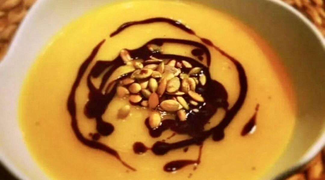 Zupa krem z dyni z nutą imbiru, okraszona oryginalnym styryjskim olejem z pestek dyni i chrupiącymi, prażonymi pestkami dyni.