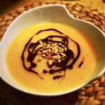 Zupa krem z dyni z nutą imbiru, okraszona oryginalnym styryjskim olejem z pestek dyni i chrupiącymi, prażonymi pestkami dyni.