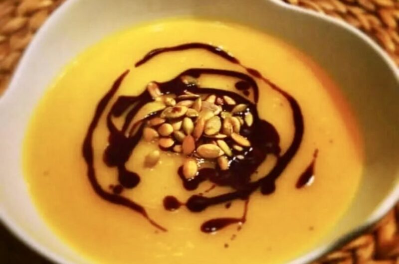 Zupa krem z dyni z nutą imbiru, okraszona oryginalnym styryjskim olejem z pestek dyni i chrupiącymi, prażonymi pestkami dyni.