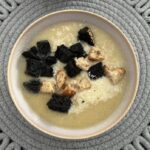 Zupa krem z pora gotowana na bazie wywaru z kurczaka z dodatkiem pora i ziemniaków, a następnie zmiksowana i doprawiona śmietanką.