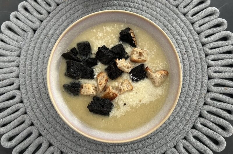 Zupa krem z pora gotowana na bazie wywaru z kurczaka z dodatkiem pora i ziemniaków, a następnie zmiksowana i doprawiona śmietanką.