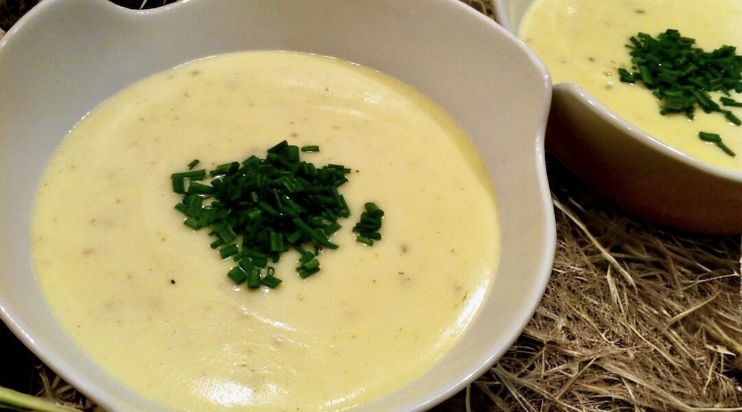 Zupa krem z selera przyrządzona została na bazie bulionu jarzynowego z dodatkiem przesmażonego selera korzeniowego i ziemniaków z dodatkiem mleka i kminku.