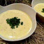 Zupa krem z selera przyrządzona została na bazie bulionu jarzynowego z dodatkiem przesmażonego selera korzeniowego i ziemniaków z dodatkiem mleka i kminku.