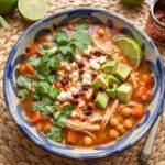 Zupa meksykańska przygotowana na bazie wywaru drobiowego podana z kurczakiem, papryczką chipotle, warzywami i świeżą kolendrą.