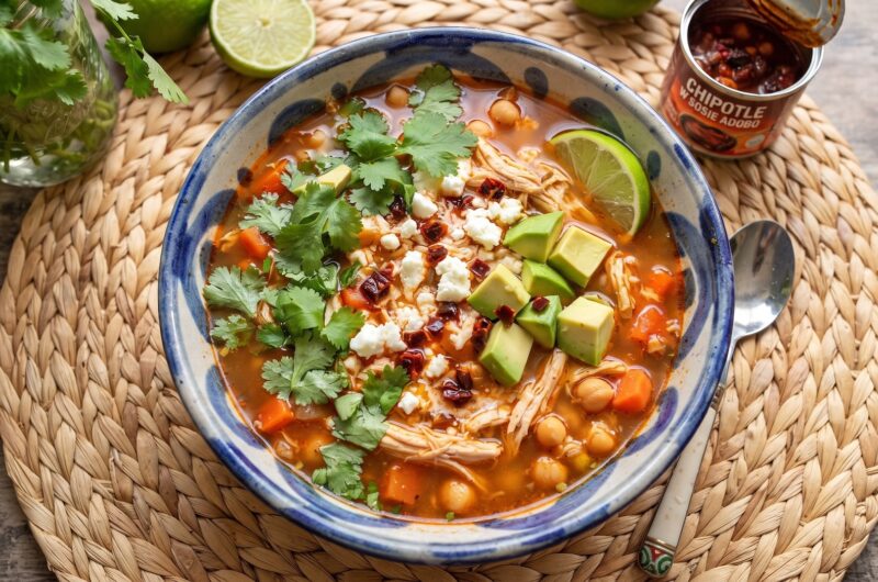 Zupa meksykańska przygotowana na bazie wywaru drobiowego podana z kurczakiem, papryczką chipotle, warzywami i świeżą kolendrą.