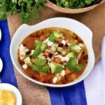 Zupa meksykańska przygotowana na bazie wywaru drobiowego podana z kurczakiem, papryczką chipotle, warzywami i świeżą kolendrą.