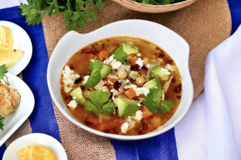 Zupa meksykańska przygotowana na bazie wywaru drobiowego podana z kurczakiem, papryczką chipotle, warzywami i świeżą kolendrą.