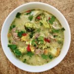 Zupa jarzynowa na cielęcinie przygotowana z giczy cielęcej gotowana z brokułem i startymi warzywami, a na koniec zabielona kwaśną śmietaną.