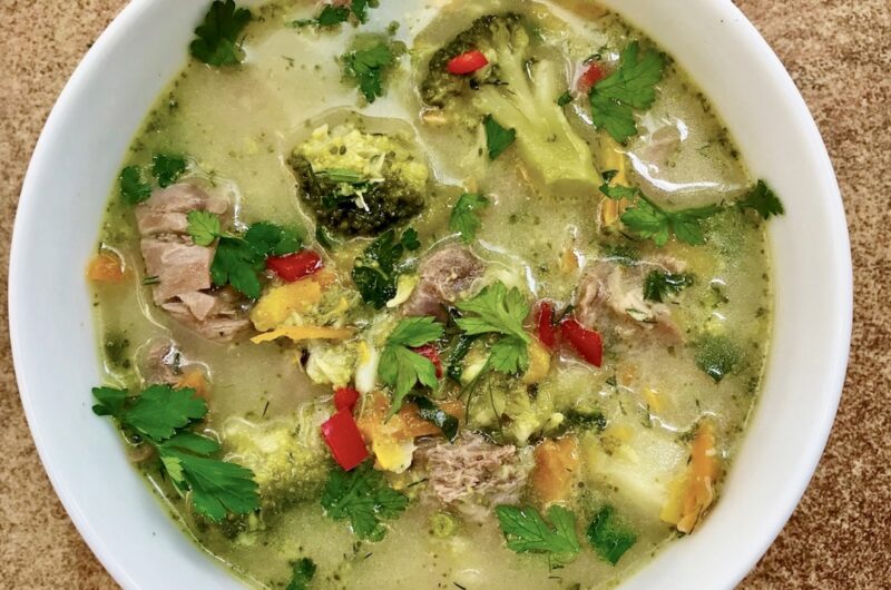 Zupa jarzynowa na cielęcinie przygotowana z giczy cielęcej gotowana z brokułem i startymi warzywami, a na koniec zabielona kwaśną śmietaną.