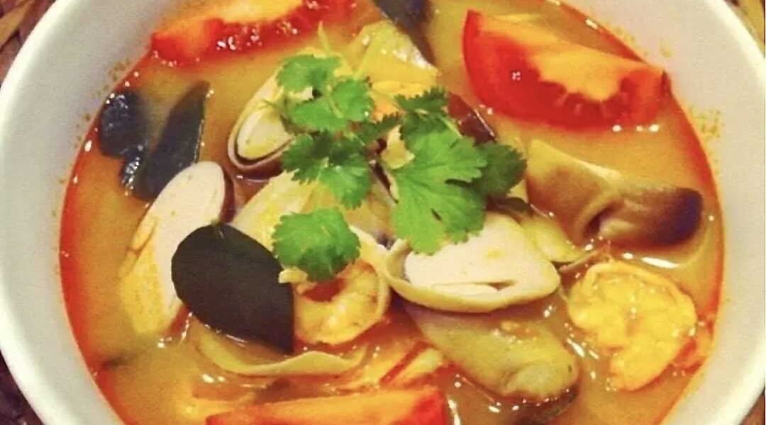 Zupa ostro kwaśna przygotowana na bazie domowego bulionu z krewetkami i grzybami doprawiona na kwaśno, słono, słodko i ostro.