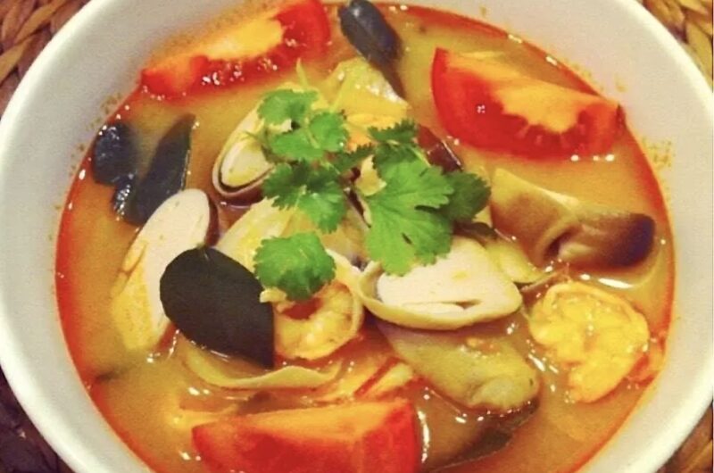 Zupa ostro kwaśna przygotowana na bazie domowego bulionu z krewetkami i grzybami doprawiona na kwaśno, słono, słodko i ostro.