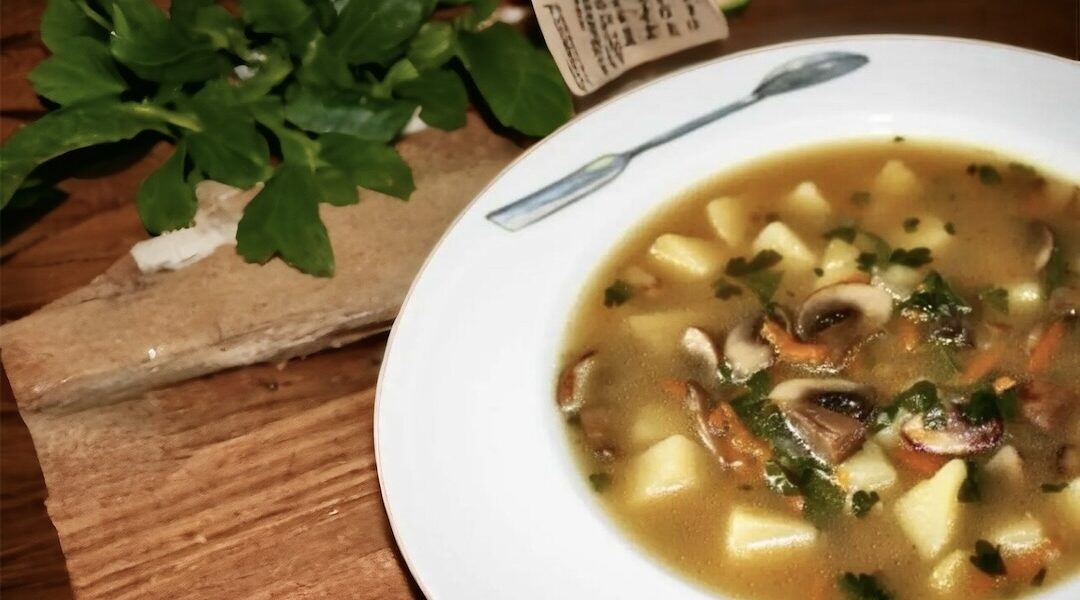 Zupa pieczarkowa na domowym bulionie jarzynowym z dodatkiem brązowych pieczarek i ziemniaków doprawiona kwaśną śmietaną.