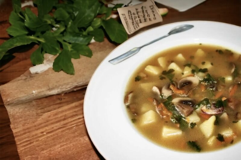 Zupa pieczarkowa na domowym bulionie jarzynowym z dodatkiem brązowych pieczarek i ziemniaków doprawiona kwaśną śmietaną.