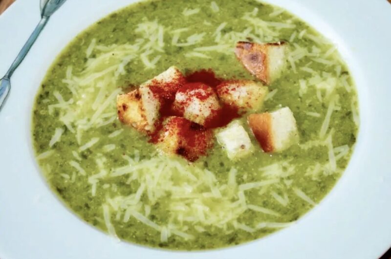 Zupa pietruszkowa przygotowana na bulionie jarzynowym z dodatkiem wielkiego pęczka natki pietruszki, dymki i selera naciowego podana z domowymi grzankami z chleba.