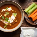 Zupa pomidorowa na bulionie drobiowym z dodatkiem fenkuła, startych pomidorów, ciecierzycy oraz ostrej papryczki chipotle przygotowana na ostro.