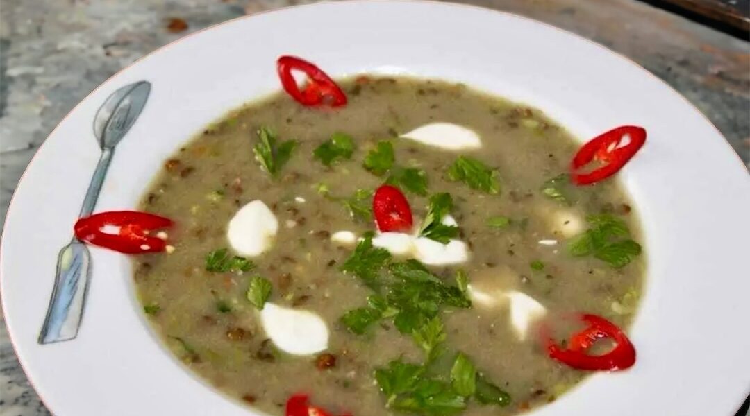 Zupa porowa na wywarze drobiowym przyrządzona z soczewicą i porem przesmażonym na maśle oraz z zielonym groszkiem.