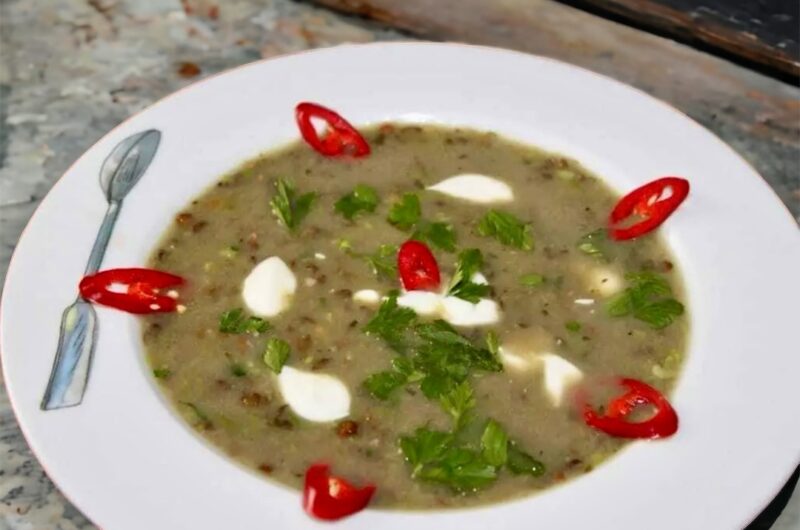 Zupa porowa na wywarze drobiowym przyrządzona z soczewicą i porem przesmażonym na maśle oraz z zielonym groszkiem.