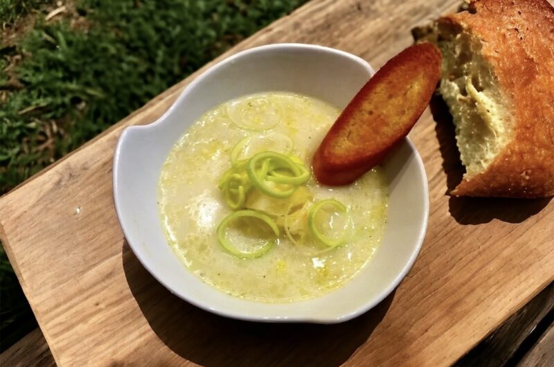 Zupa porowa przygotowana z krojonych i przesmażonych na maśle porów z dodatkiem ziemniaków i mleka, zmiksowana i podawana z grzankami.