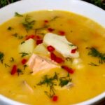 Zupa rybna przygotowana na domowym bulionie rybnym z dodatkiem przesmażonych warzyw podana z kawałkami dorsza i łososia.