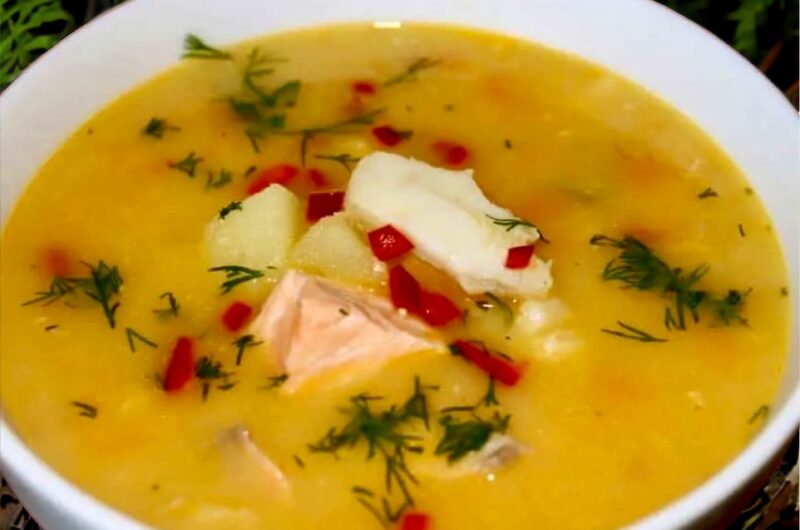 Zupa rybna przygotowana na domowym bulionie rybnym z dodatkiem przesmażonych warzyw podana z kawałkami dorsza i łososia.