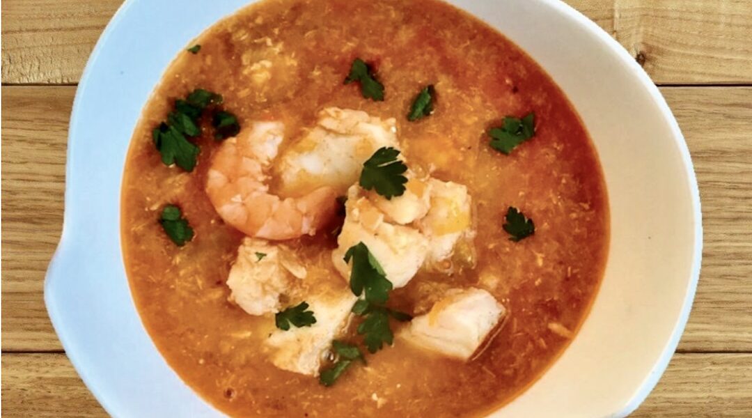 Zupa rybna na bazie domowego wywaru z krewetek z dodatkiem startych warzyw oraz z krewetkami i kawałkami dorsza.