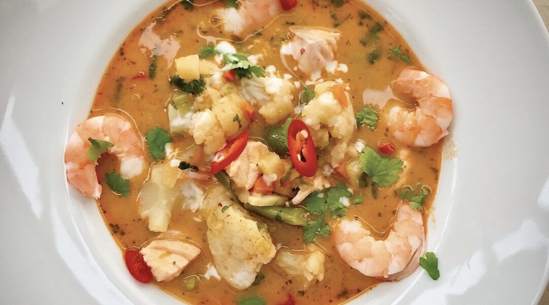 Zupa rybna z łososiem jest łatwa i szybka do przyrządzenia, o ile dysponujesz wcześniej przygotowanym wywarem rybnym.