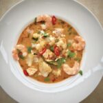 Zupa rybna z łososiem jest łatwa i szybka do przyrządzenia, o ile dysponujesz wcześniej przygotowanym wywarem rybnym.