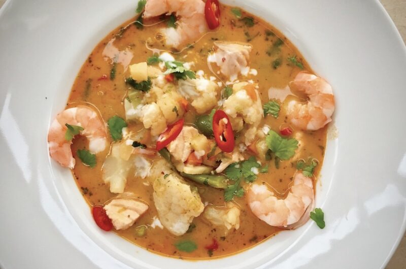 Zupa rybna z łososiem jest łatwa i szybka do przyrządzenia, o ile dysponujesz wcześniej przygotowanym wywarem rybnym.