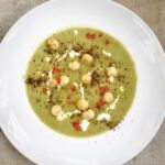 Zupa szparagowa przygotowana na wywarze drobiowym z dodatkiem szparagów, warzyw korzeniowych i ziemniaka doprawiona słodką śmietanką i zmiksowana.