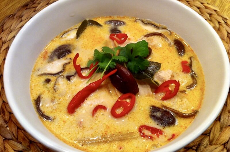 Zupa tajska z tajskimi przyprawami, z kurczakiem i mleczkiem kokosowym oraz z galangalem lub imbirem w jego zastępstwie.