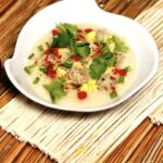 Zupa tajska na bazie domowego bulionu drobiowego zawierająca sporą ilością ryżu podana z pulpetami z mięsa wieprzowego z kolendrą i czosnkiem.