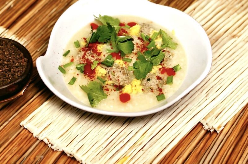 Zupa tajska na bazie domowego bulionu drobiowego zawierająca sporą ilością ryżu podana z pulpetami z mięsa wieprzowego z kolendrą i czosnkiem.