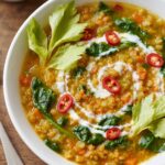 Zupa warzywna na bulionie domowym dodatkiem krojonych warzyw, chilli, imbiru, soczewicy podana ze szpinakiem i doprawiona octem winnym.