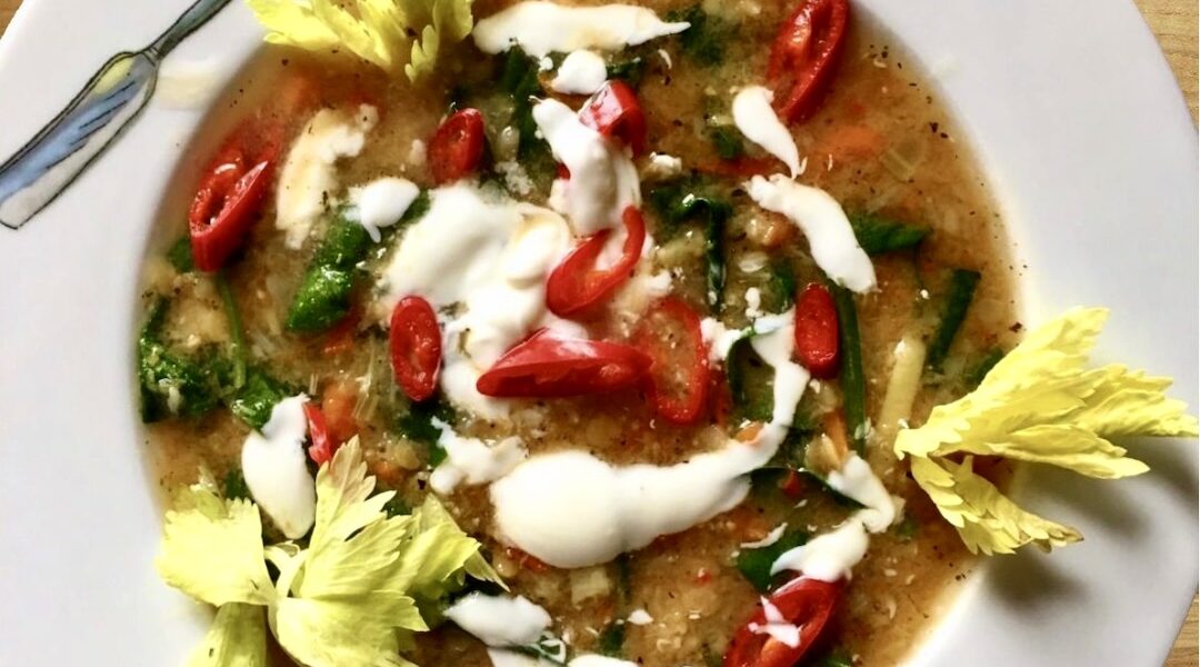 Zupa warzywna na bulionie domowym dodatkiem krojonych warzyw, chilli, imbiru, soczewicy podana ze szpinakiem i doprawiona octem winnym.