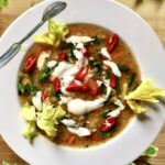 Zupa warzywna na bulionie domowym dodatkiem krojonych warzyw, chilli, imbiru, soczewicy podana ze szpinakiem i doprawiona octem winnym.