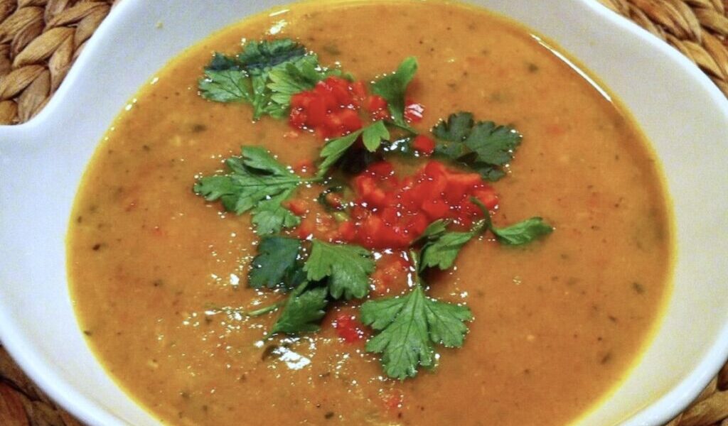 Aromatyczna zupa z batatów, paprykowanej kiełbasy chorizo, kilku warzyw i przypraw na koniec zmiksowana i podana ze świeżą kolendrą.