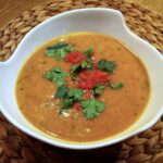 Aromatyczna zupa z batatów, paprykowanej kiełbasy chorizo, kilku warzyw i przypraw na koniec zmiksowana i podana ze świeżą kolendrą.