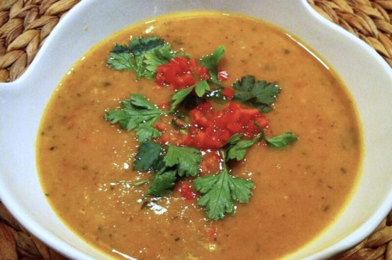 Aromatyczna zupa z batatów, paprykowanej kiełbasy chorizo, kilku warzyw i przypraw na koniec zmiksowana i podana ze świeżą kolendrą.