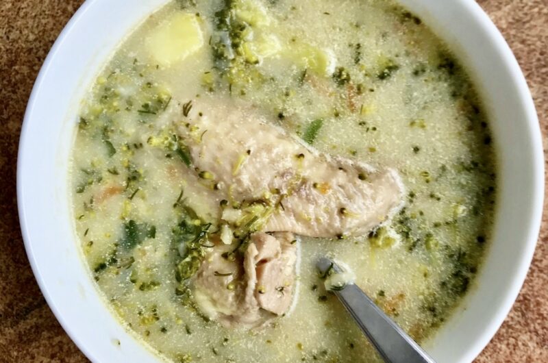 Zupa z brokułem przygotowana została na wywarze ze skrzydełkach drobiowych i gotowana z dodatkiem mnóstwa warzyw i kwaśnej śmietany.